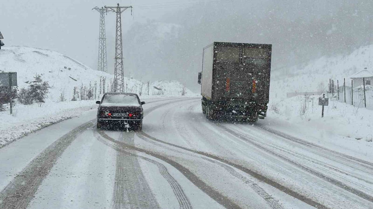 Ilgaz’da kara yakalanan sürücüler yolda kaldı