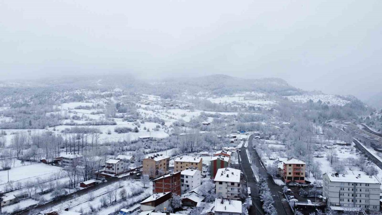 Beyaz örtü ile kaplanan Kastamonu’nun yüksek kesimleri havadan görüntülendi