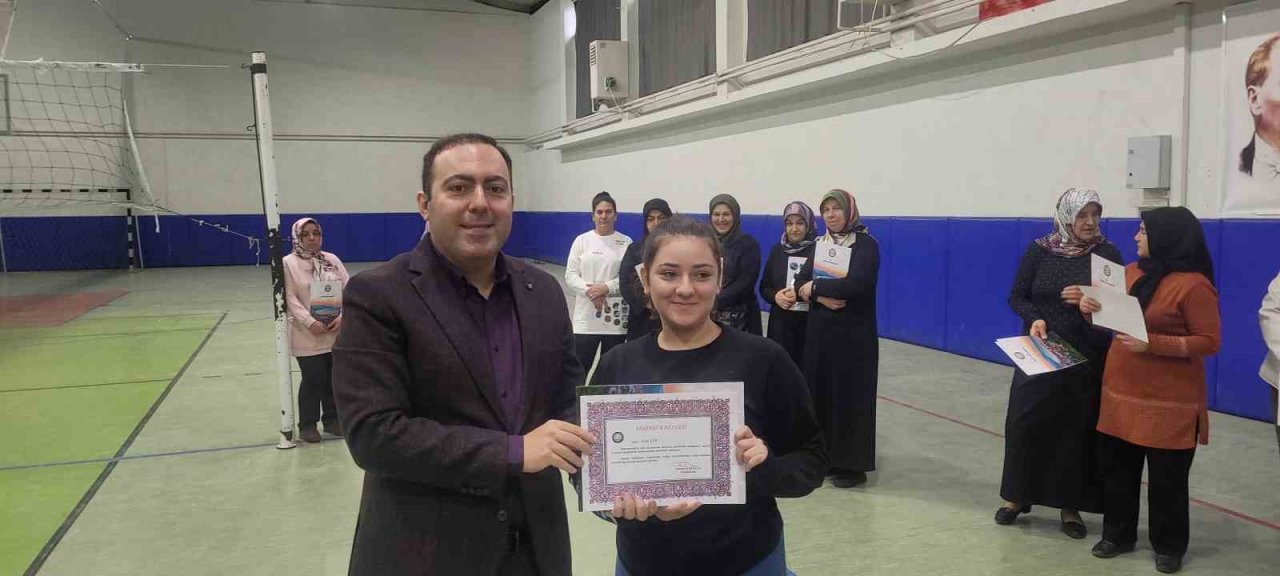 2,5 saatte binden fazla ürünü satarak gelirini depremzedelere bağışlayan kadınlara teşekkür belgesi