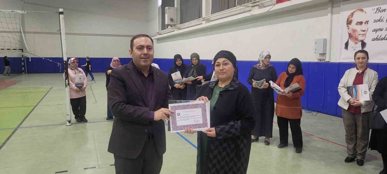 2,5 saatte binden fazla ürünü satarak gelirini depremzedelere bağışlayan kadınlara teşekkür belgesi