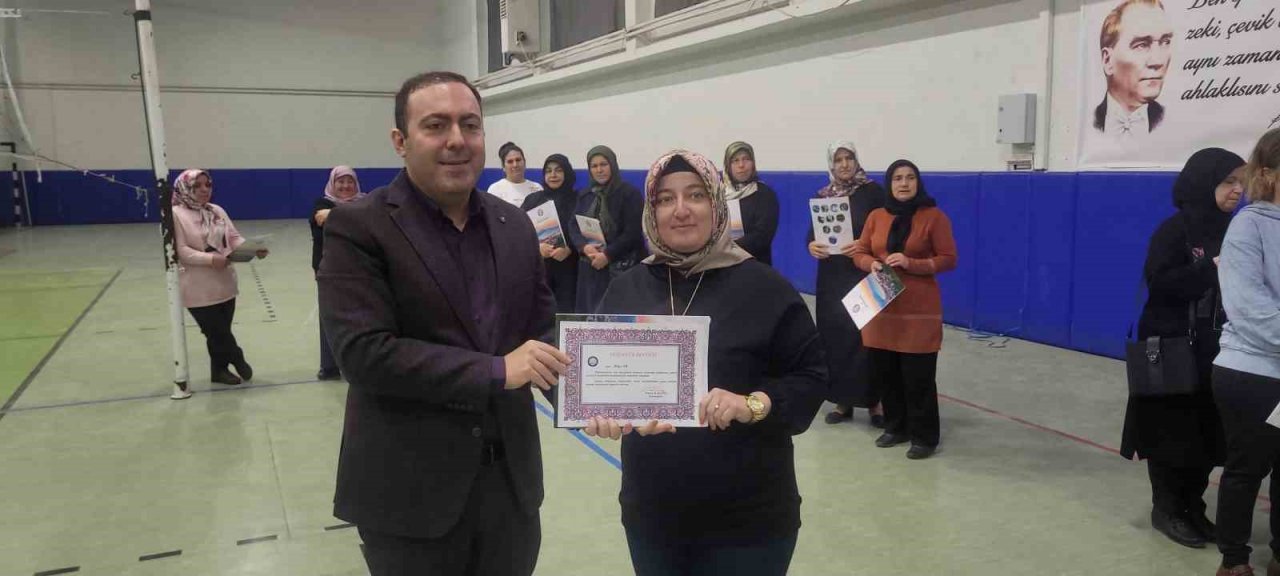 2,5 saatte binden fazla ürünü satarak gelirini depremzedelere bağışlayan kadınlara teşekkür belgesi