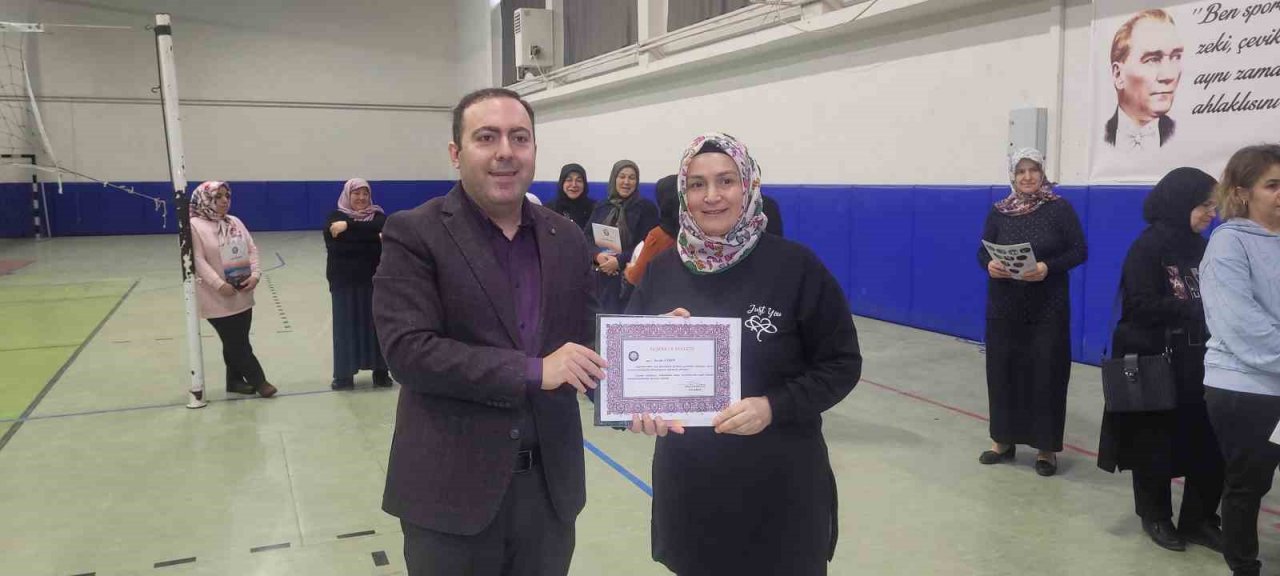 2,5 saatte binden fazla ürünü satarak gelirini depremzedelere bağışlayan kadınlara teşekkür belgesi