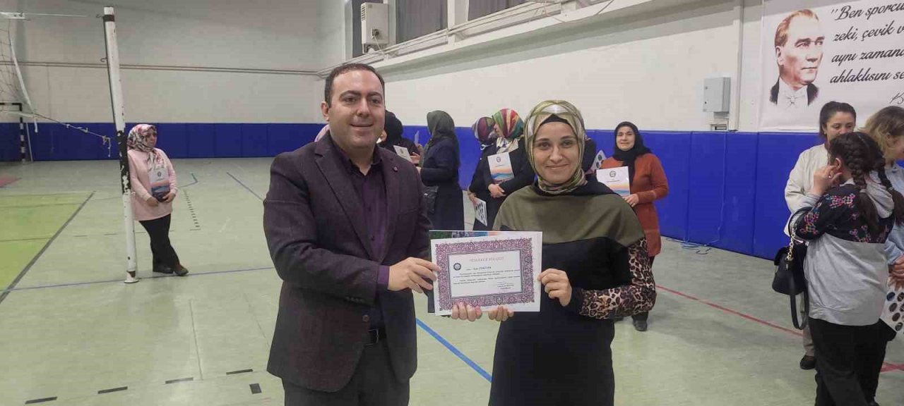 2,5 saatte binden fazla ürünü satarak gelirini depremzedelere bağışlayan kadınlara teşekkür belgesi