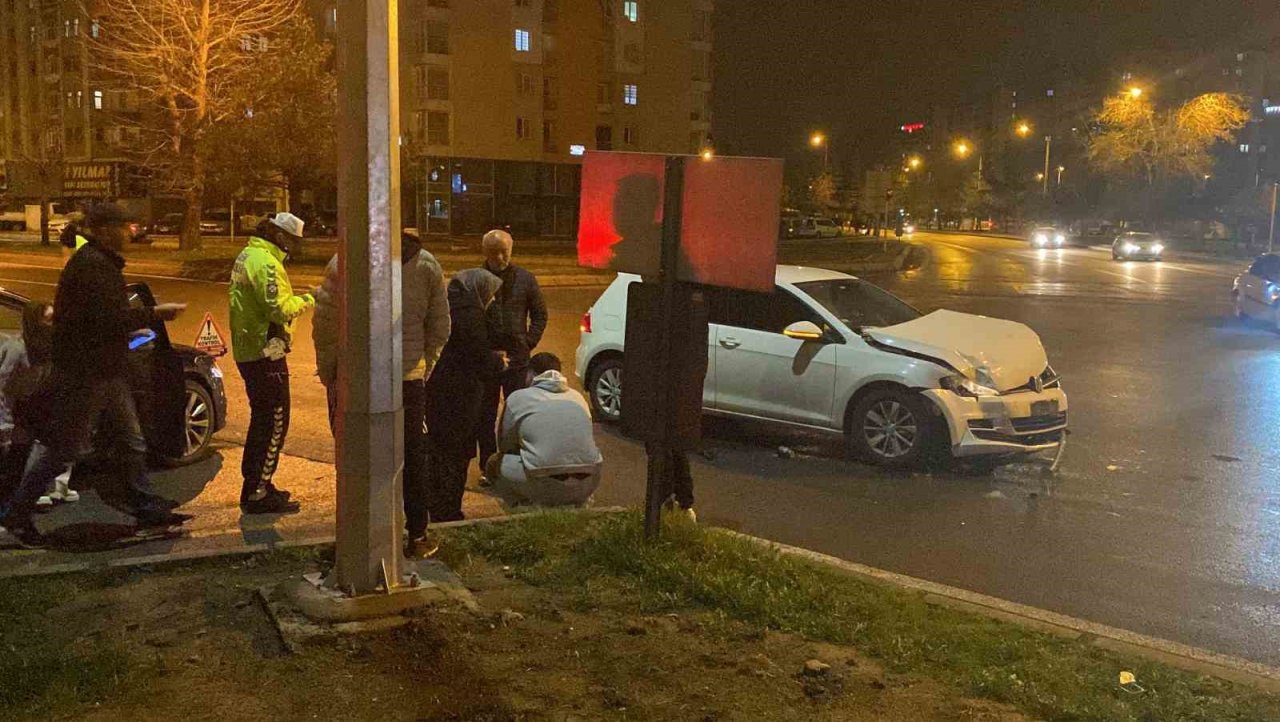 Yeni aldığı otomobiliyle kaza yapan sürücü gözyaşlarına boğuldu