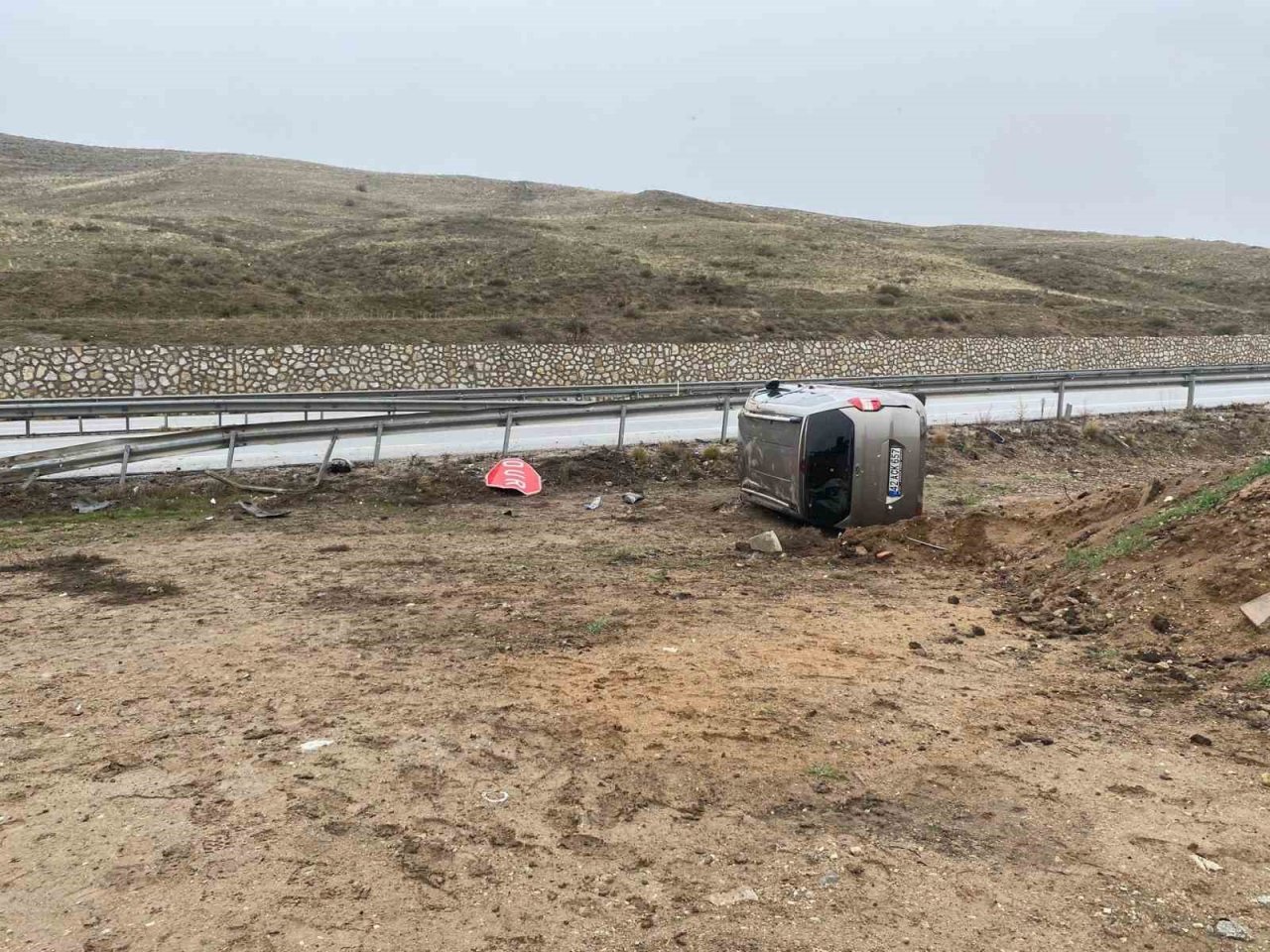 Bariyere çarpan araç takla attı, aynı aileden 3 kişi yaralandı