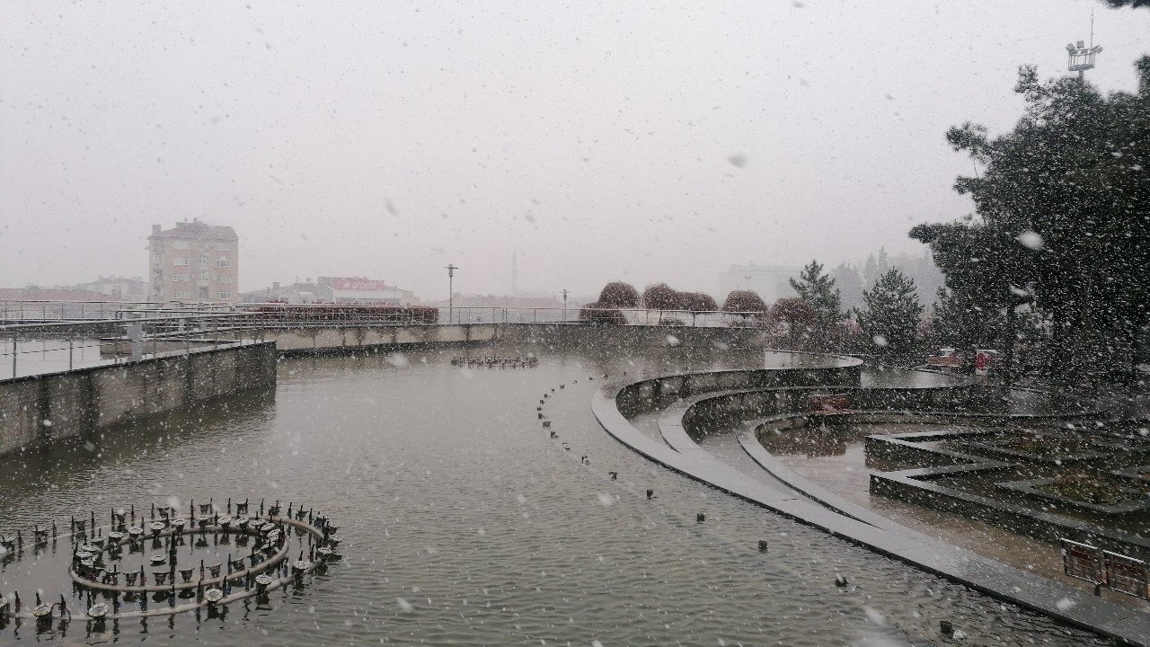 Yüksek kesimlerin ardından kent merkezlerinde de kar yağışı başladı