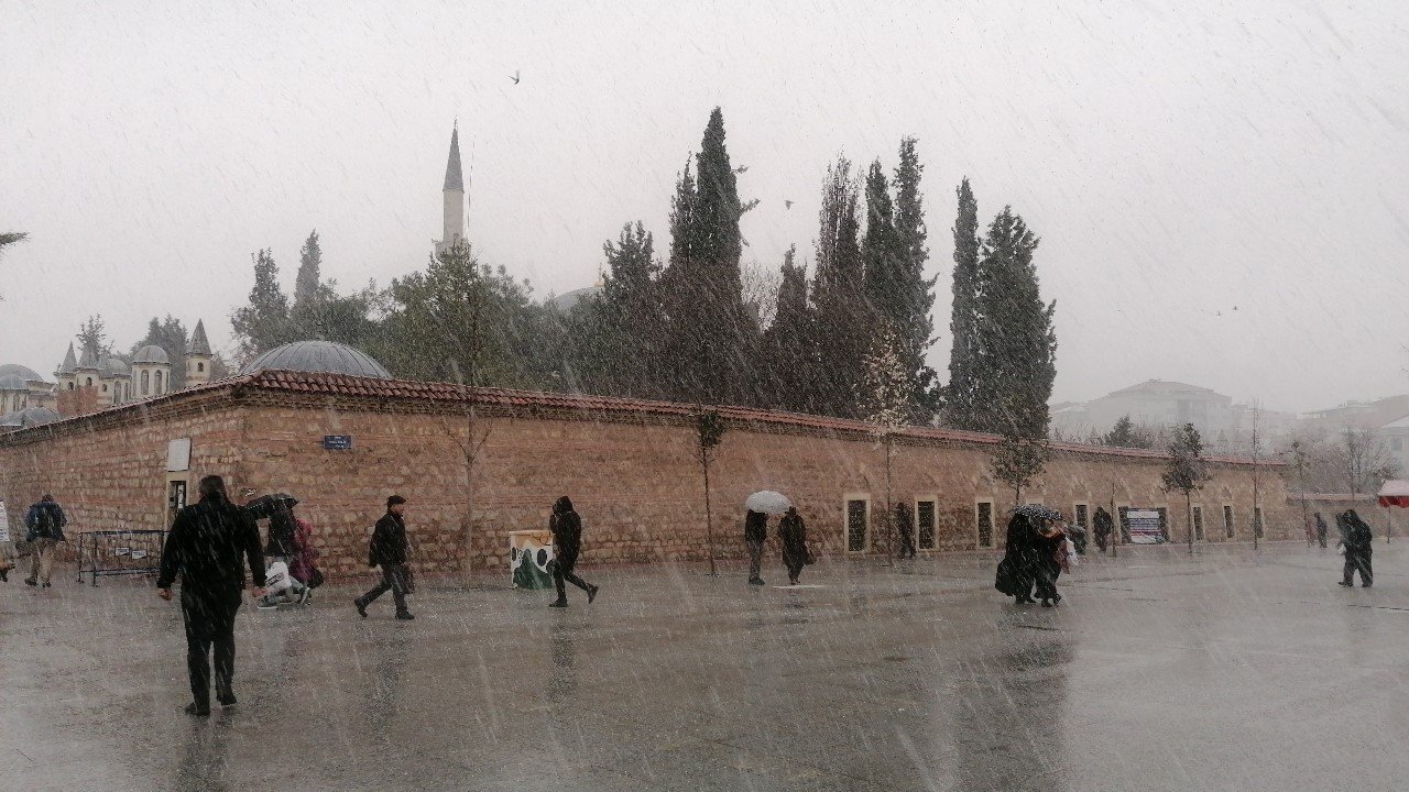 Yüksek kesimlerin ardından kent merkezlerinde de kar yağışı başladı