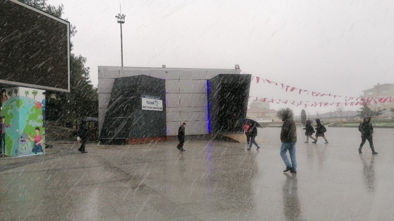 Yüksek kesimlerin ardından kent merkezlerinde de kar yağışı başladı