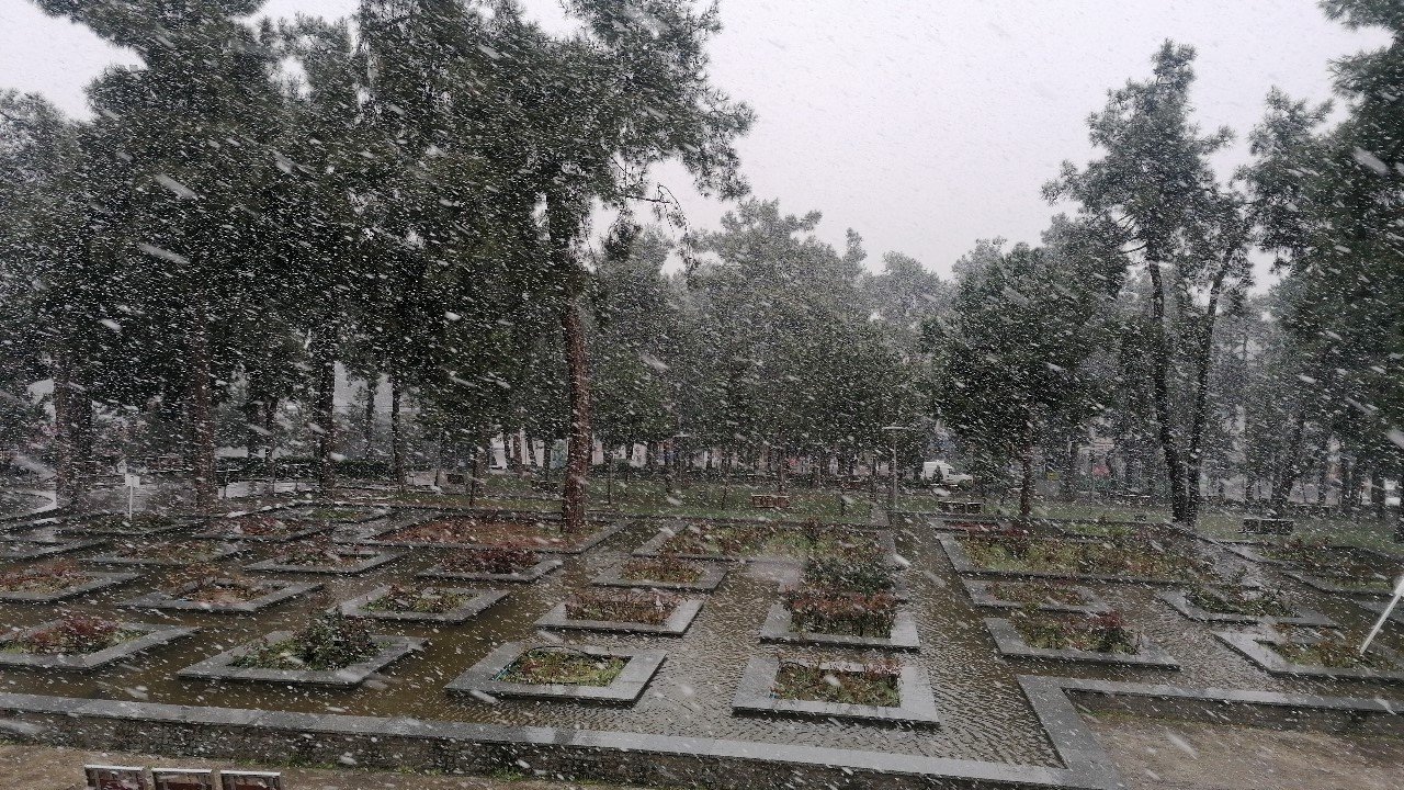 Yüksek kesimlerin ardından kent merkezlerinde de kar yağışı başladı