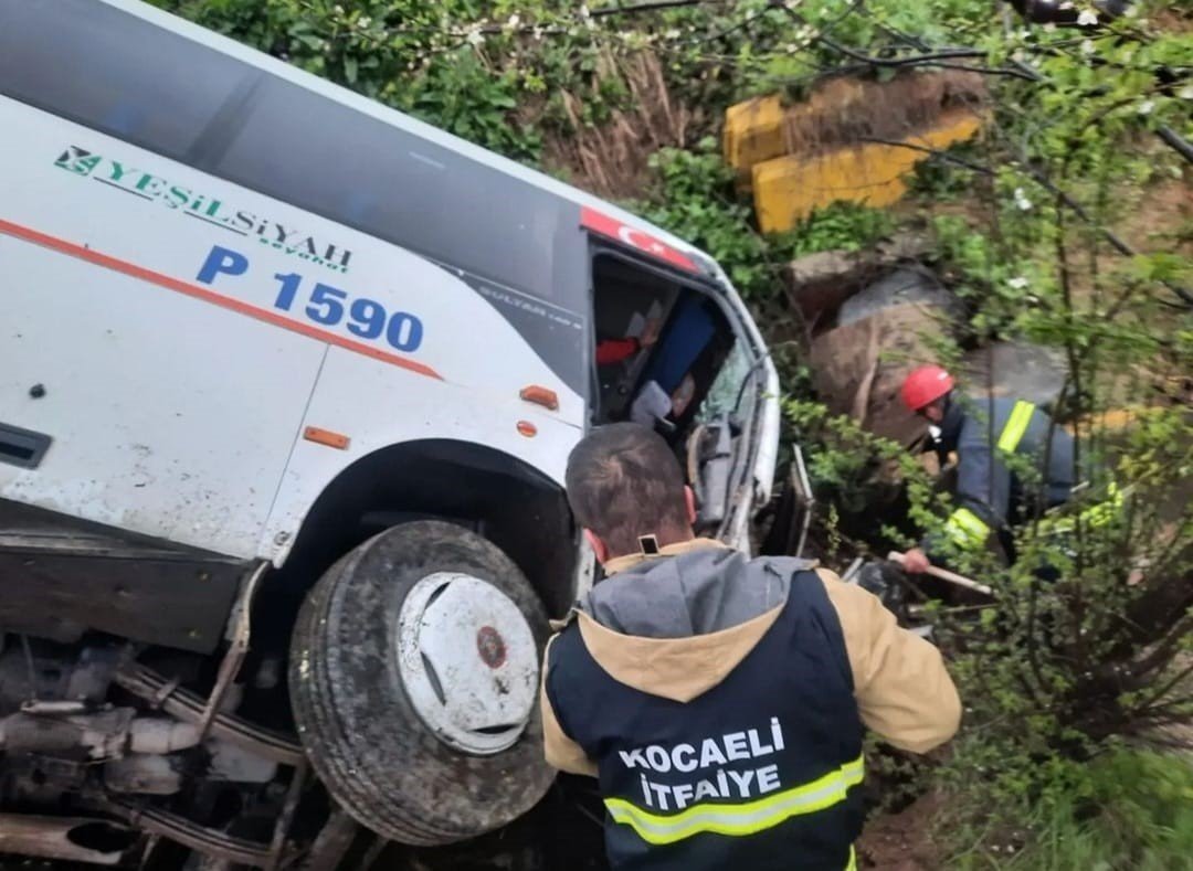 Kocaeli’de işçi servisi devrildi: 8 yaralı