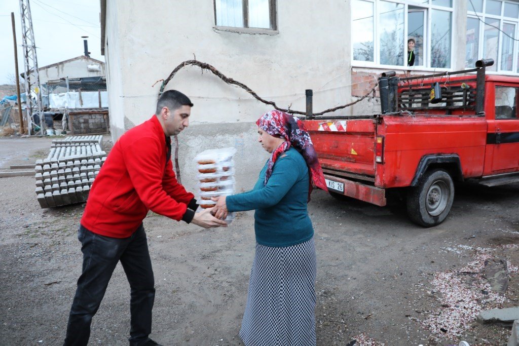 Kocasinan Belediyesi, iftar yemeğini evlere ulaştırdı