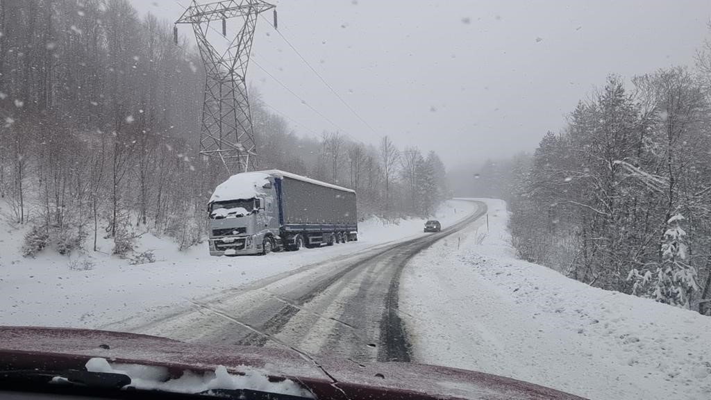 Kocayayla geçidi, yoğun kar yağışı nedeniyle ağır vasıtalara geçit vermedi