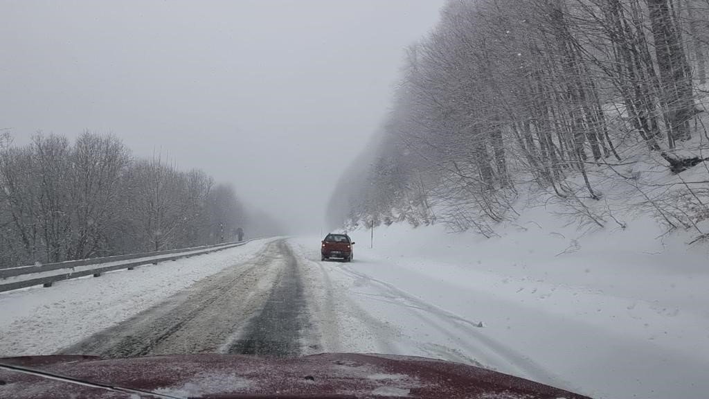 Kocayayla geçidi, yoğun kar yağışı nedeniyle ağır vasıtalara geçit vermedi