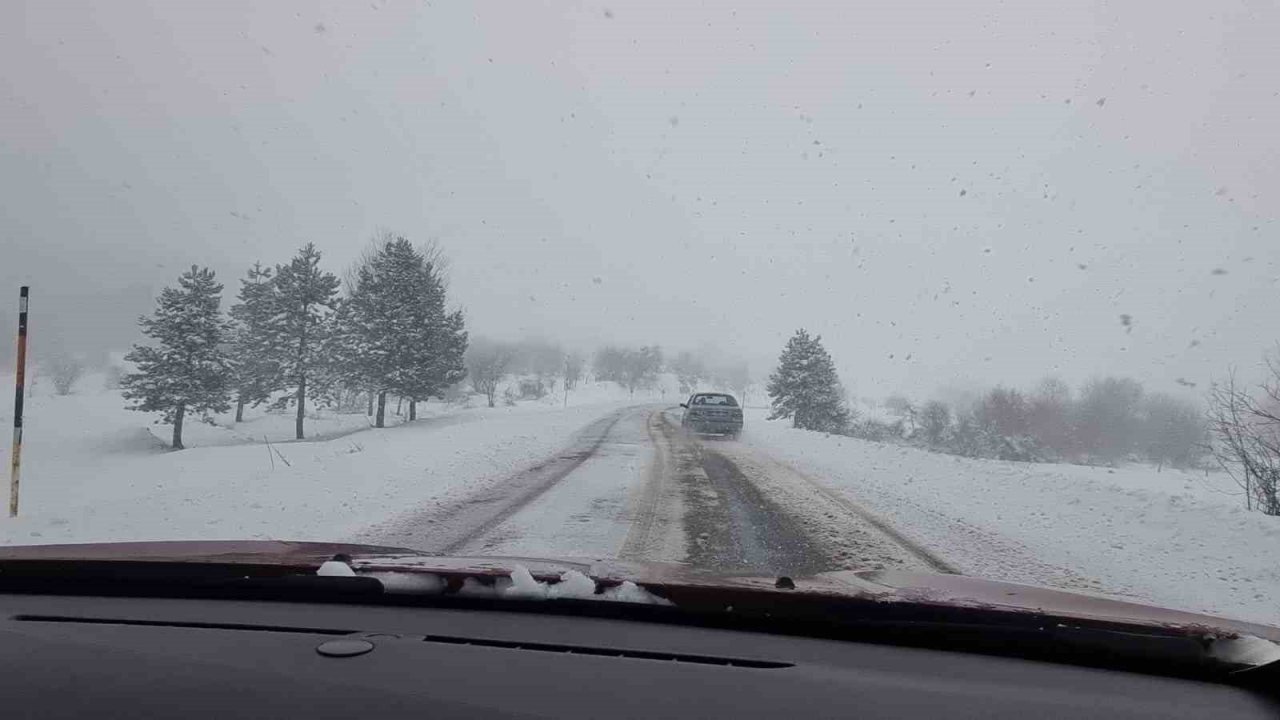 Kocayayla geçidi, yoğun kar yağışı nedeniyle ağır vasıtalara geçit vermedi