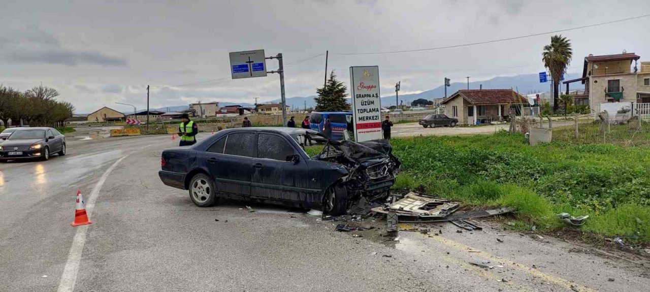 Manisa’da tır ile otomobil kafa kafaya çarpıştı: 1 ölü