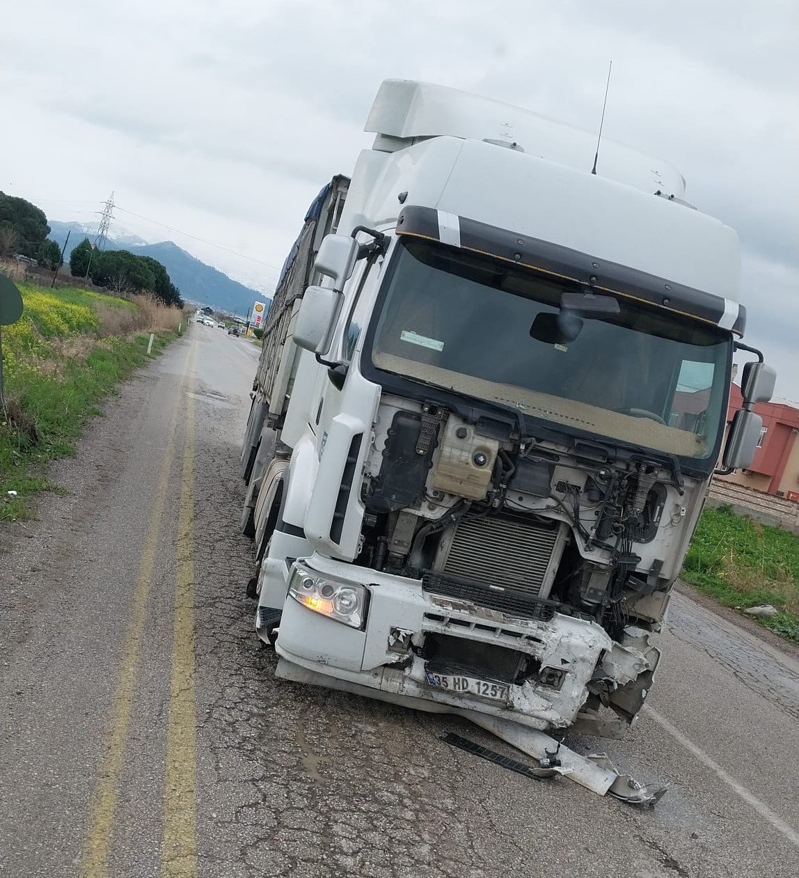 Manisa’da tır ile otomobil kafa kafaya çarpıştı: 1 ölü