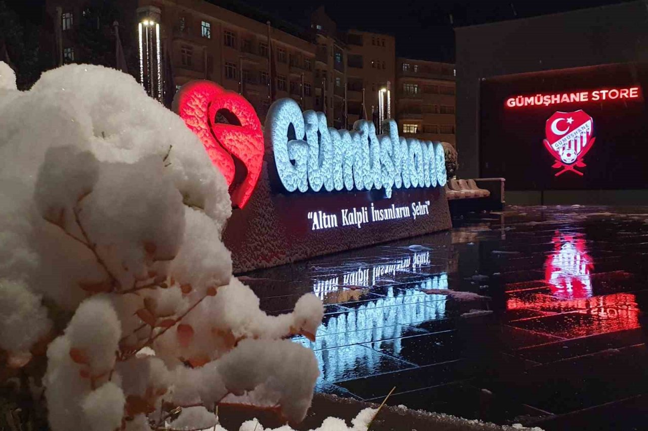 Gümüşhane’de kar yağışı etkili oluyor