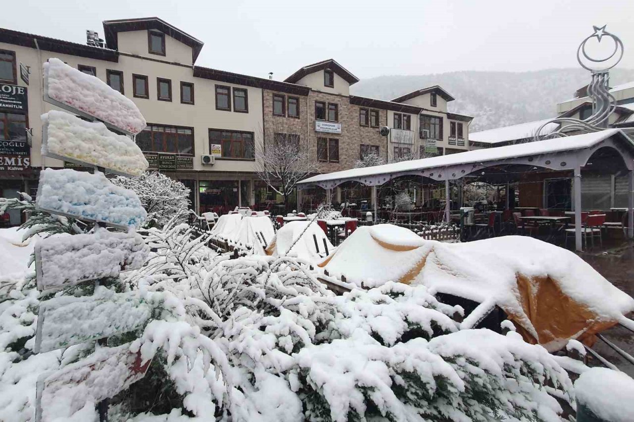 Gümüşhane’de kar yağışı etkili oluyor