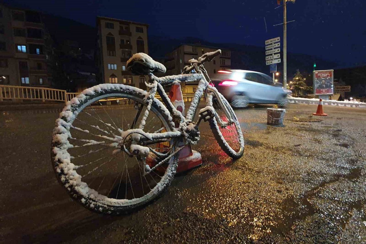 Gümüşhane’de kar yağışı etkili oluyor