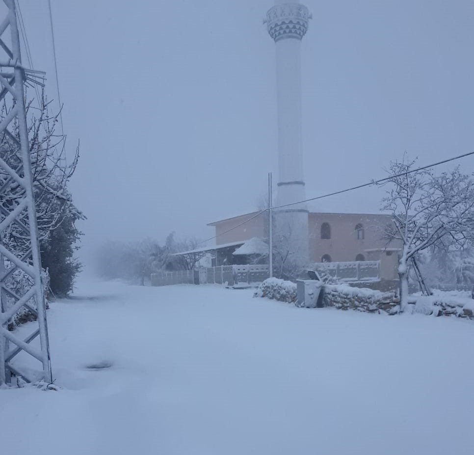 Denizli baharın ortasında beyaz gelinliğini giydi