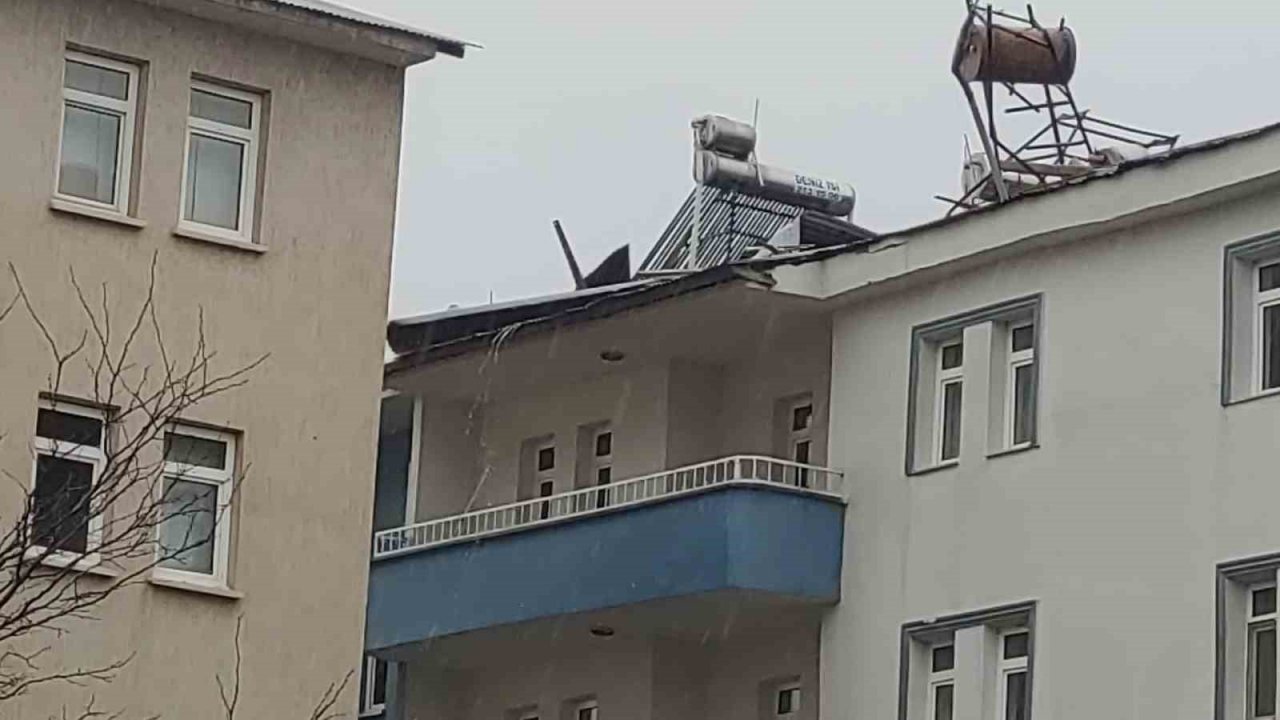 Bingöl’de fırtına çatıları uçurdu