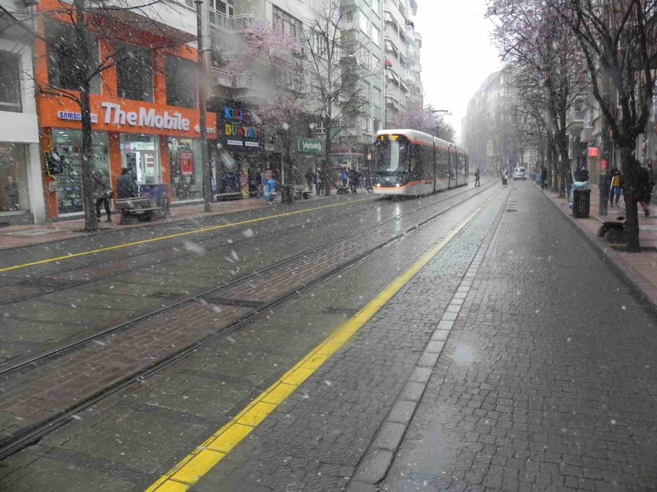 Eskişehir’de aniden bastıran kar yağışı etkili oldu