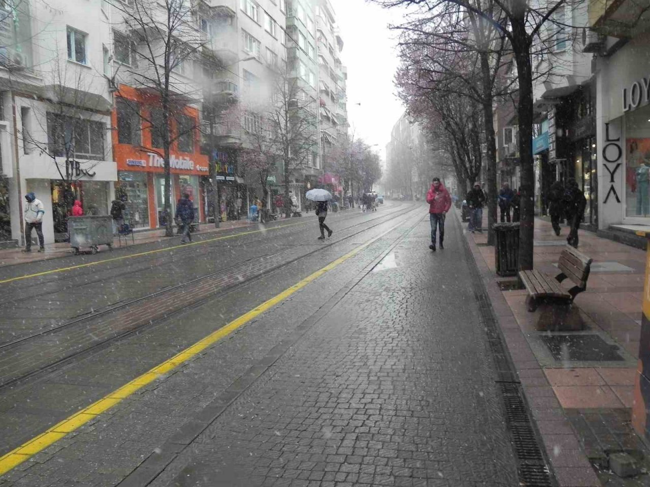 Eskişehir’de aniden bastıran kar yağışı etkili oldu