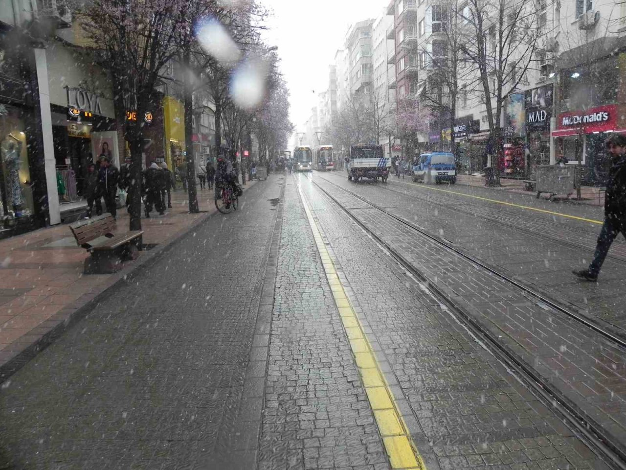 Eskişehir’de aniden bastıran kar yağışı etkili oldu