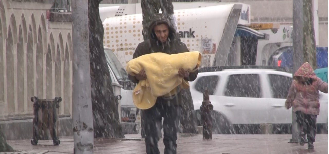 İstanbul’da vatandaştan kar şaşkınlığı: “Abo üstüm kar oldu”