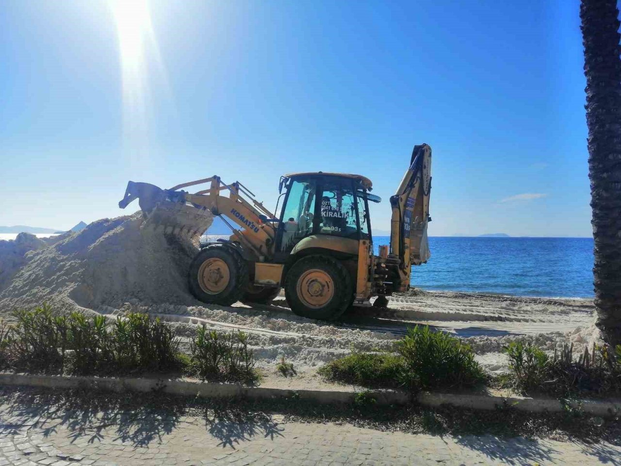 Bodrum’da sahile beyaz kum dökerek Maldivler’e benzetmeye çalıştılar