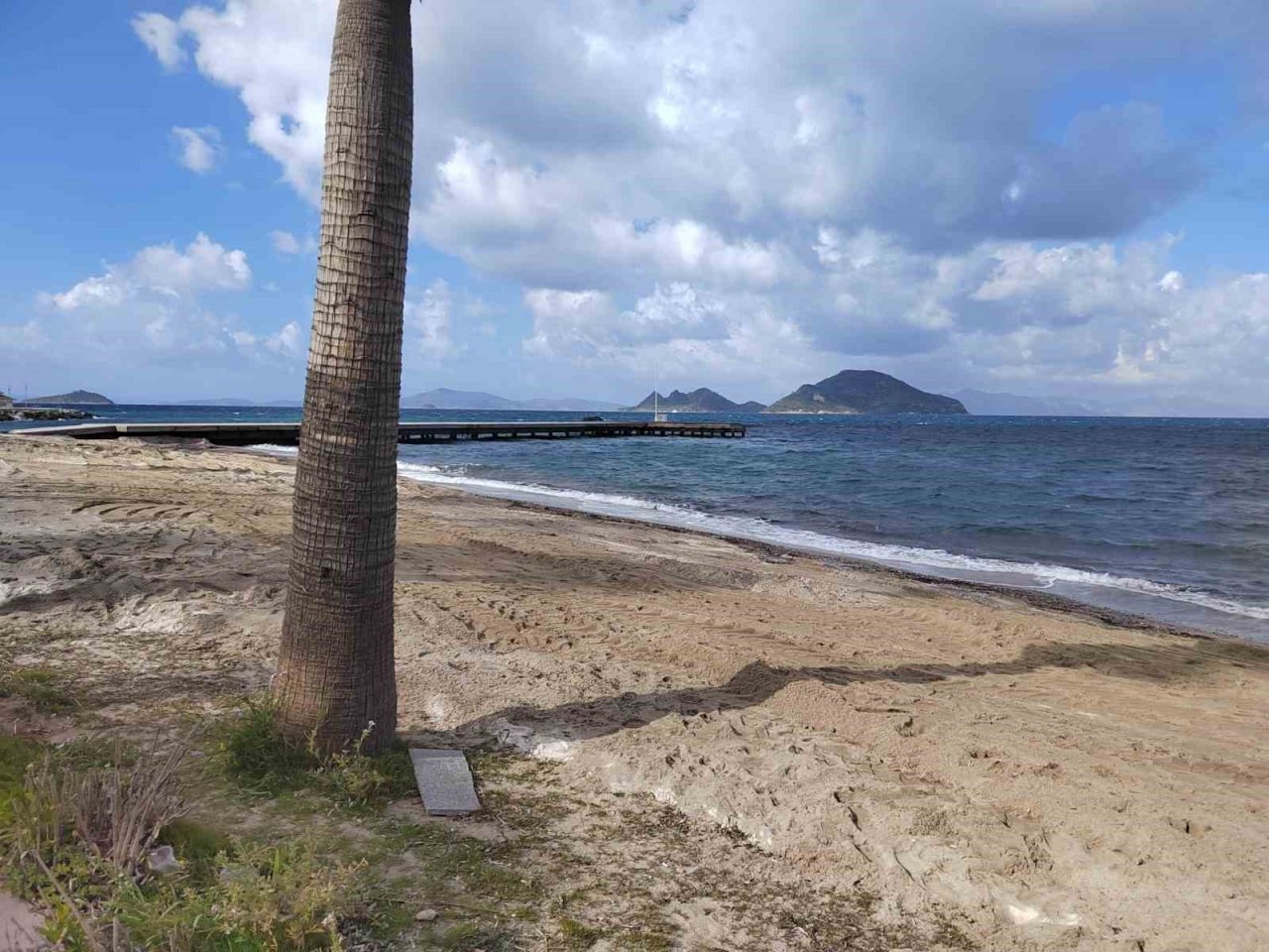 Bodrum’da sahile beyaz kum dökerek Maldivler’e benzetmeye çalıştılar