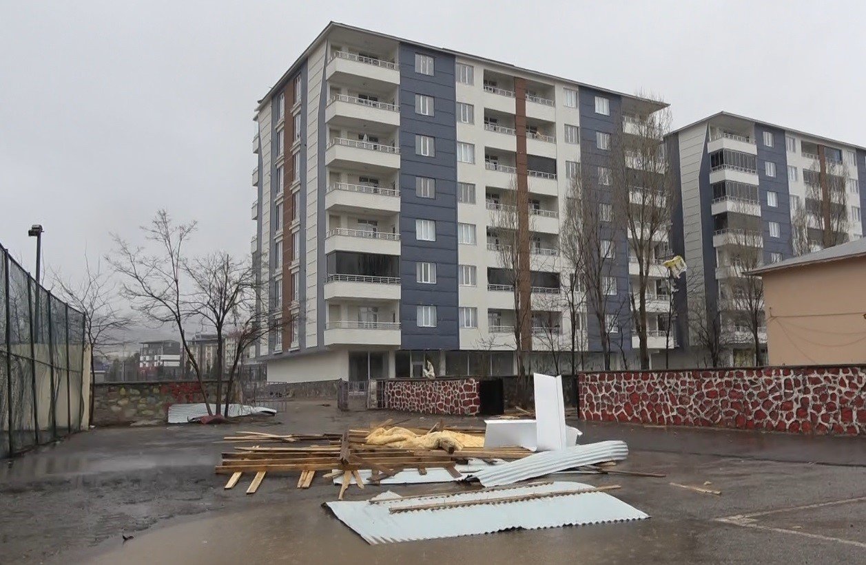 107 kilometre hıza ulaşan şiddetli fırtına çatıları uçurdu