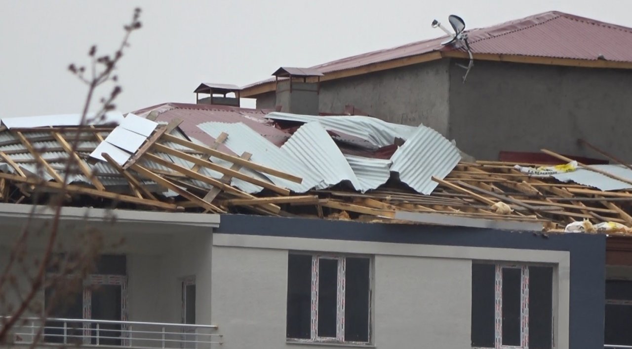 107 kilometre hıza ulaşan şiddetli fırtına çatıları uçurdu
