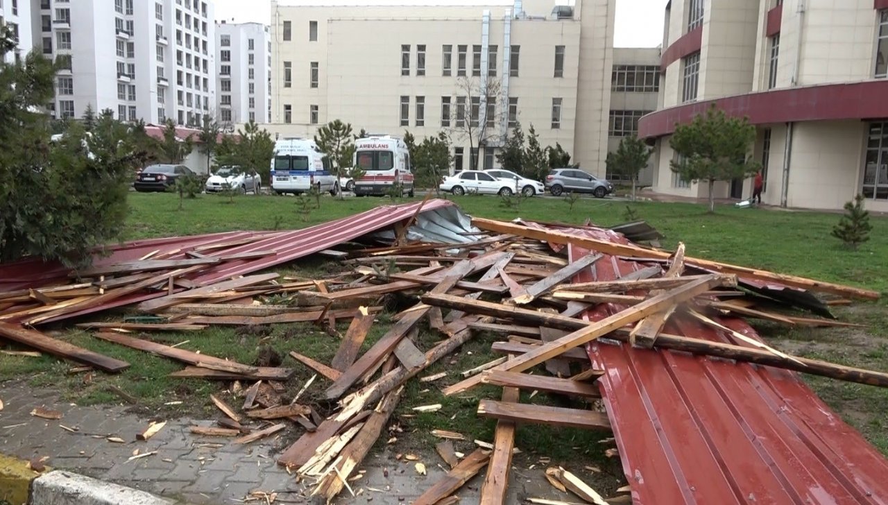 107 kilometre hıza ulaşan şiddetli fırtına çatıları uçurdu