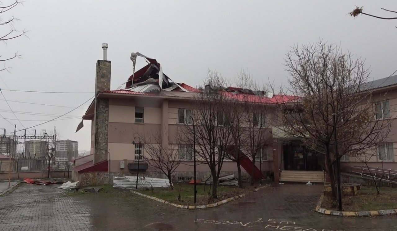 107 kilometre hıza ulaşan şiddetli fırtına çatıları uçurdu