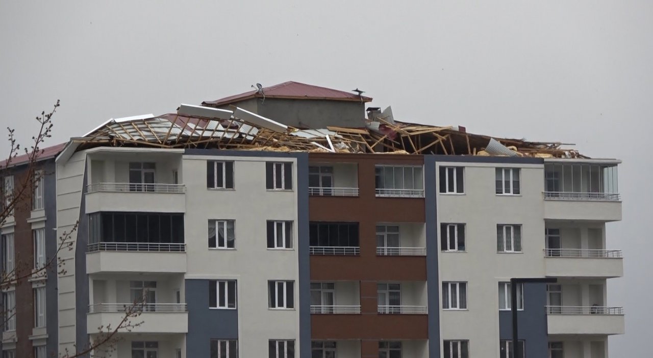 107 kilometre hıza ulaşan şiddetli fırtına çatıları uçurdu