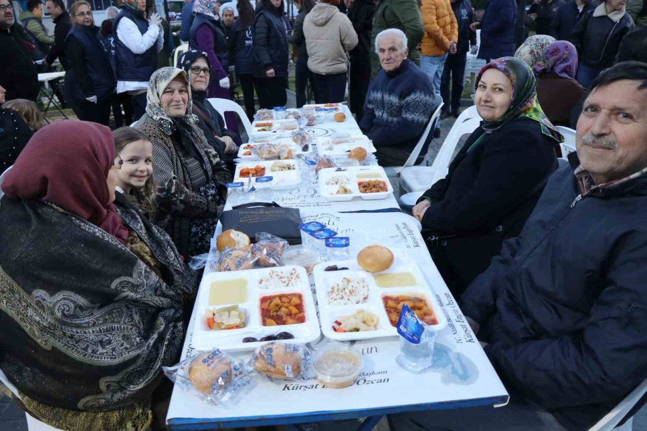 Nazilli Belediyesi iftar yemeklerine Yeşil Mahalle’de devam etti