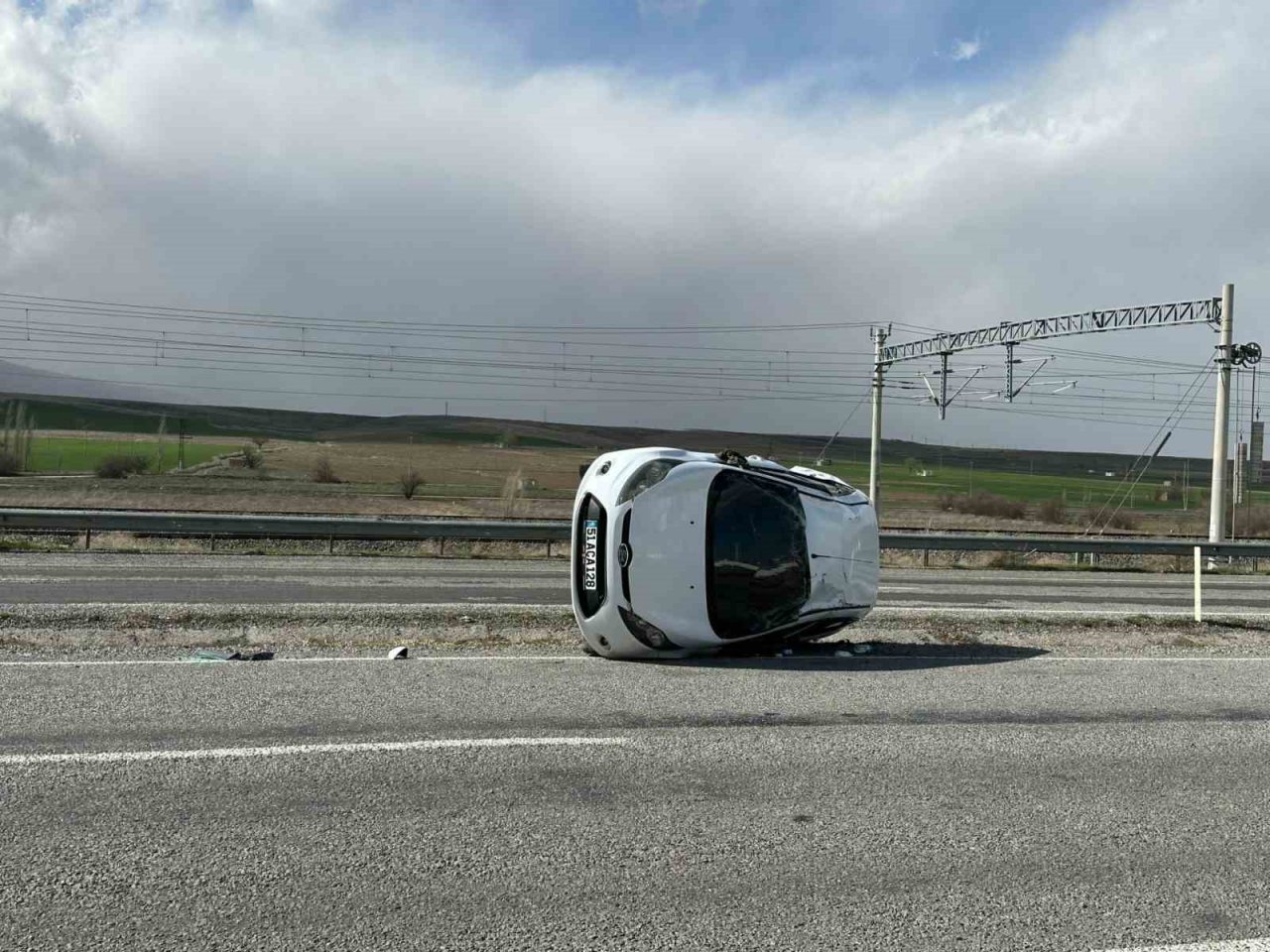 Köpeğe çarpmamak için manevra yapan otomobil takla attı: 1 yaralı