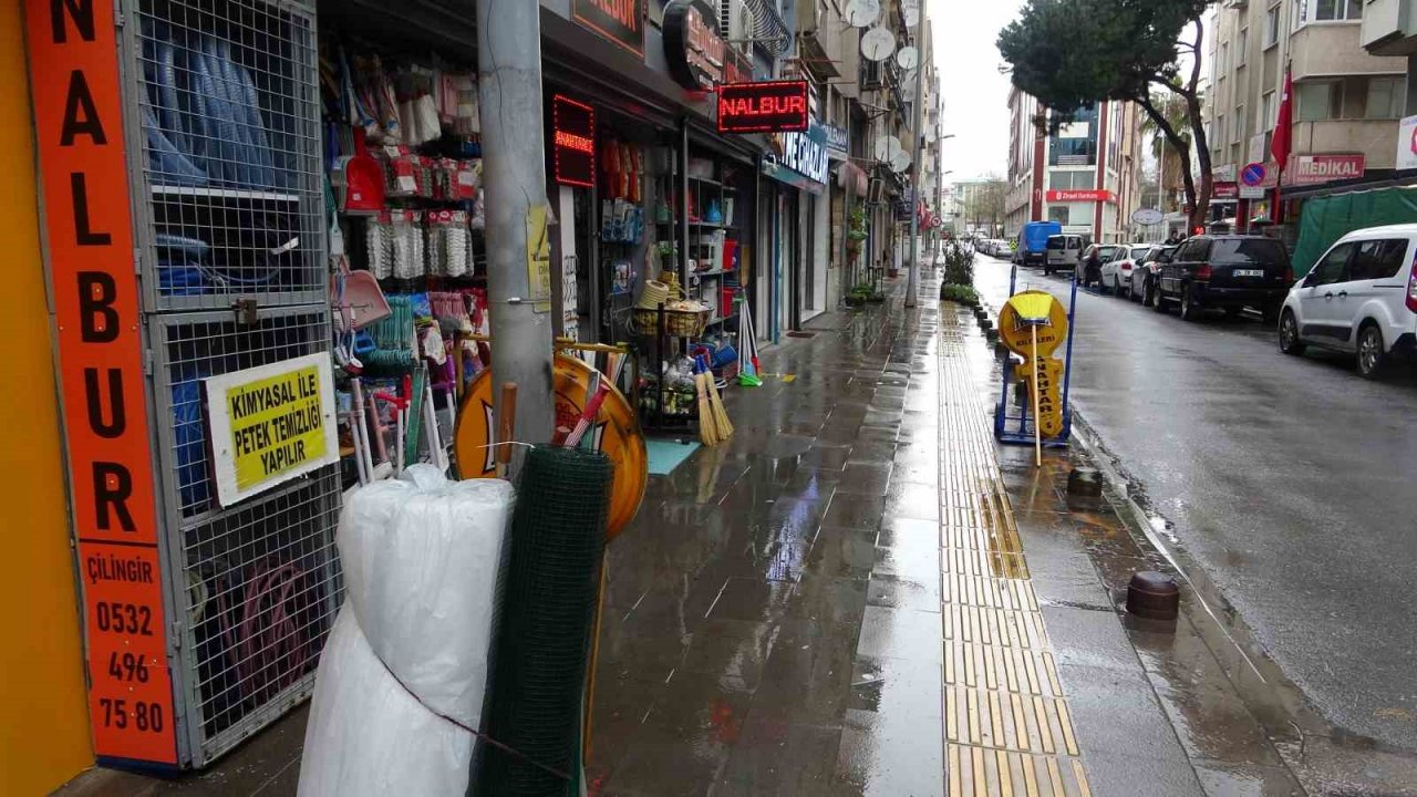 Pendik’te çifte merdiven hırsızlığı kamerada