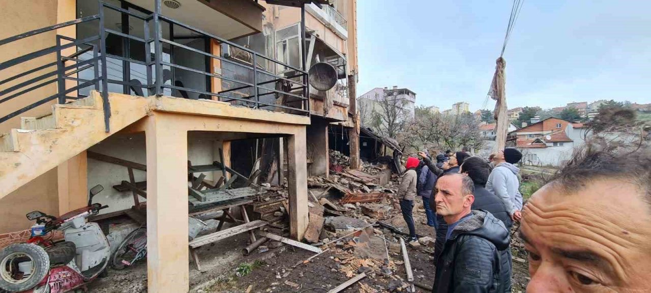 4 katlı apartmanda kalorifer kazanı patladı