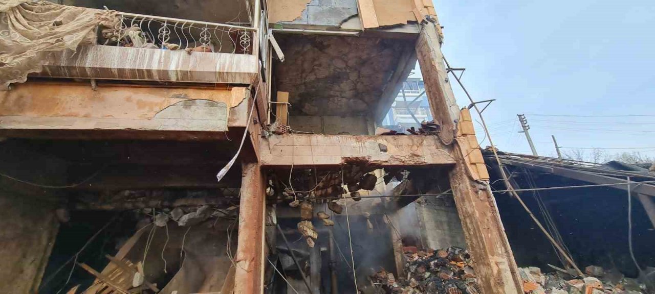 4 katlı apartmanda kalorifer kazanı patladı