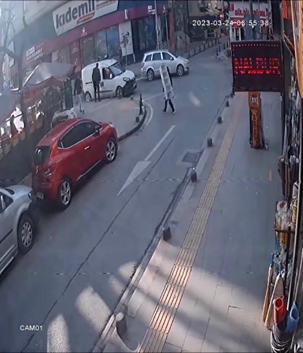 Pendik’te çifte merdiven hırsızlığı kamerada