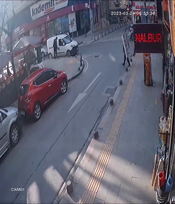 Pendik’te çifte merdiven hırsızlığı kamerada