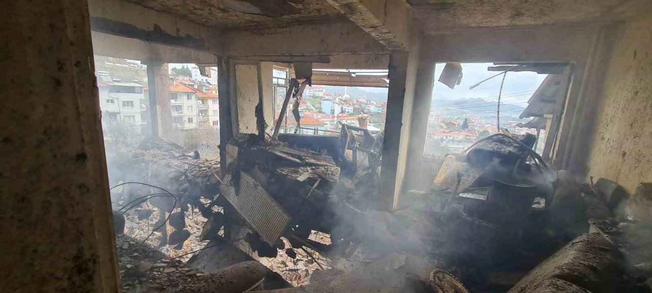 4 katlı apartmanda kalorifer kazanı patladı