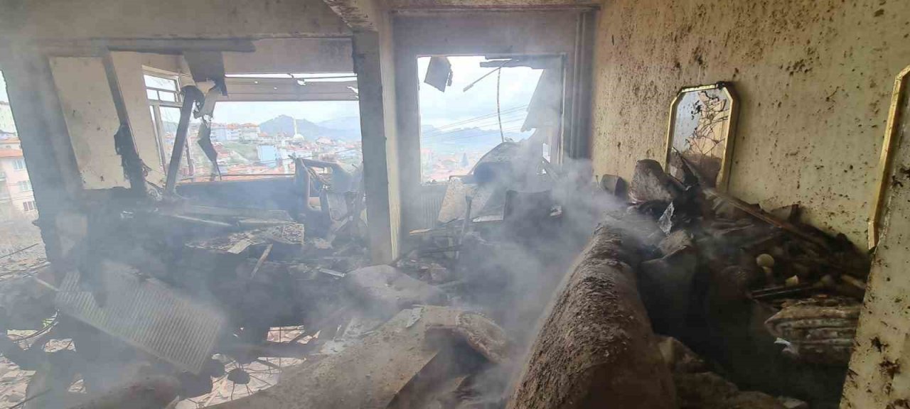 4 katlı apartmanda kalorifer kazanı patladı