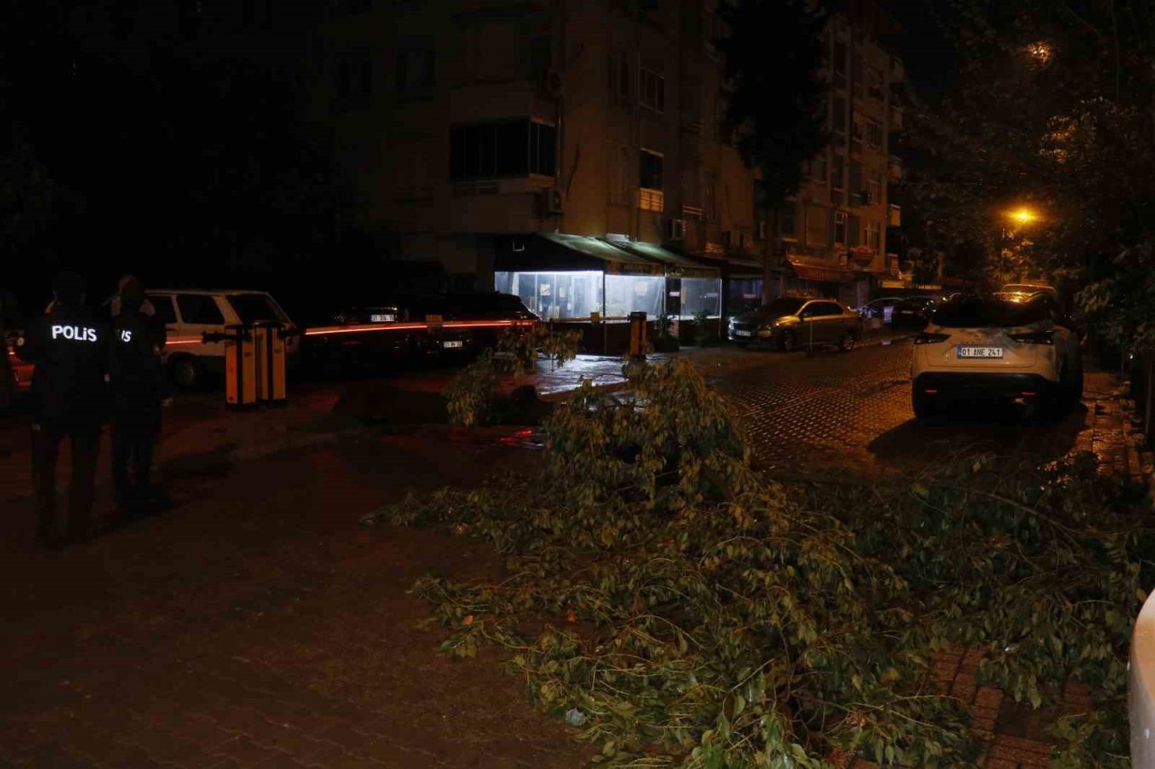 Adana’da gece bastıran sağanak yağış yolları göle çevirdi