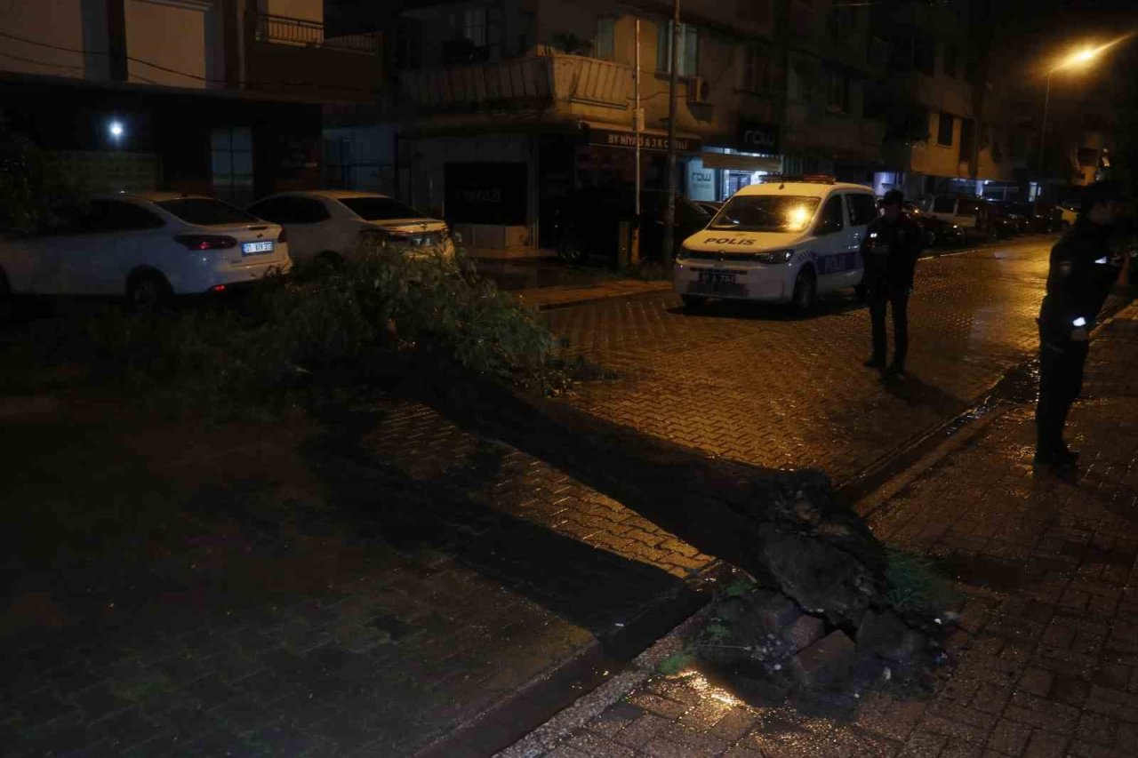 Adana’da gece bastıran sağanak yağış yolları göle çevirdi