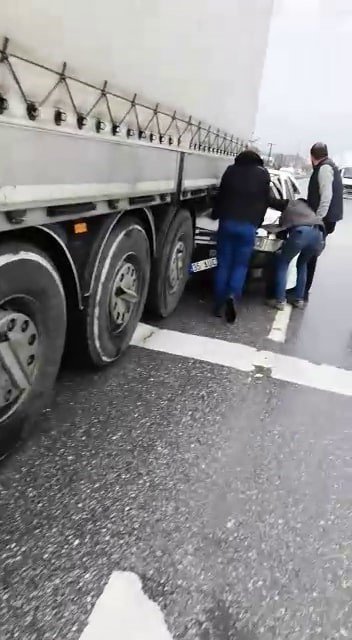 D-100’de otomobil tıra ok gibi saplandı: 1 yaralı