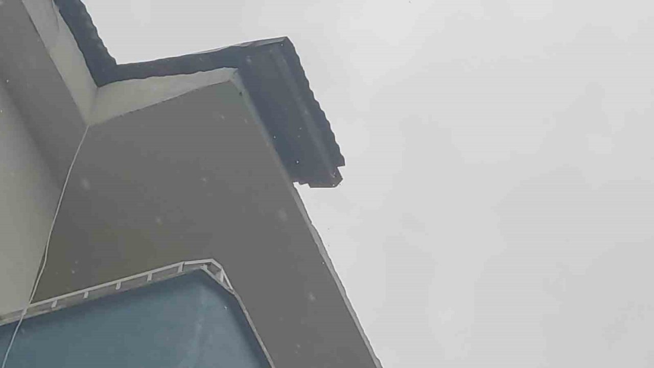 Bingöl’de fırtına çatıları uçurdu