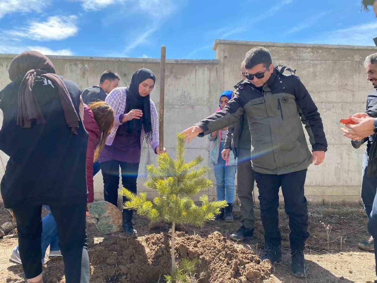 Minik öğrenciler fidanları toprakla buluşturdu
